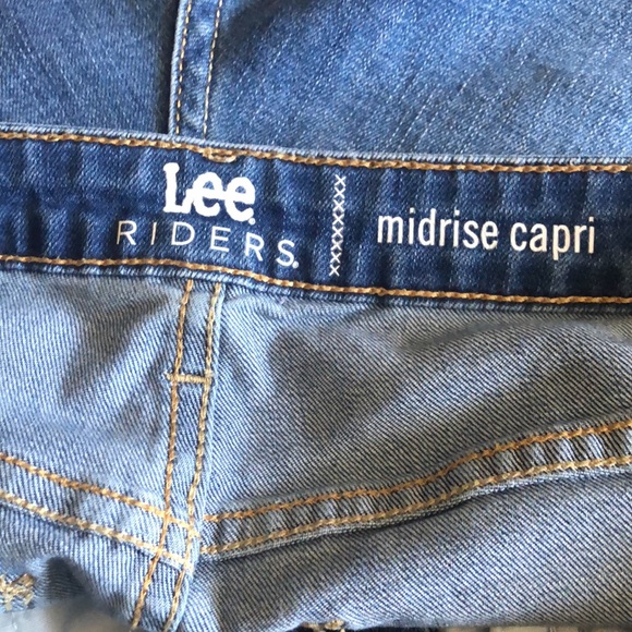 LEE MIDRISE CAPRI JEANS Size 10 Waistline to crotch is 10 1/2”. Hip to hip is 16 - Picture 4 of 5